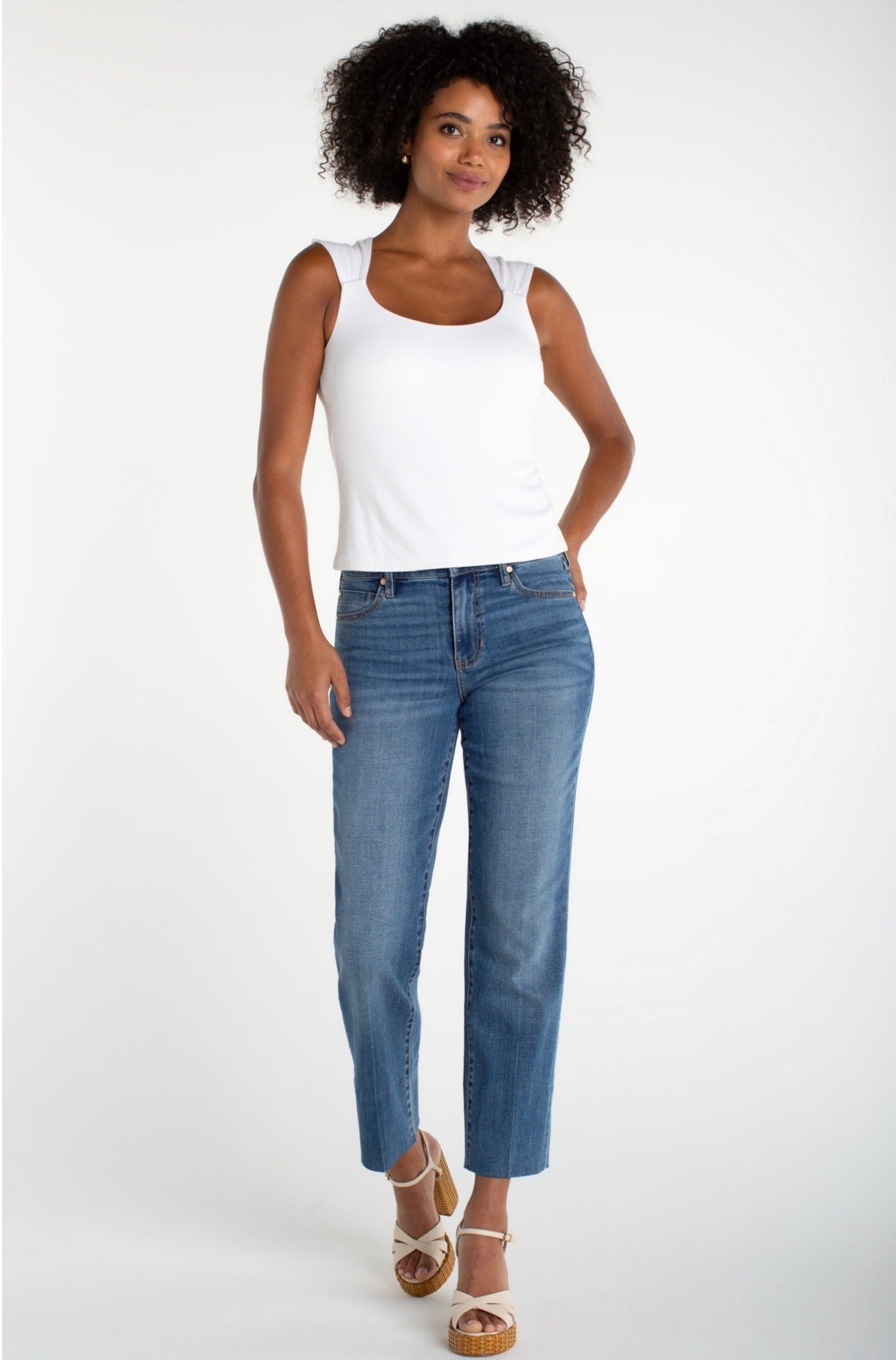 Sleeveless built-in bra knit top white