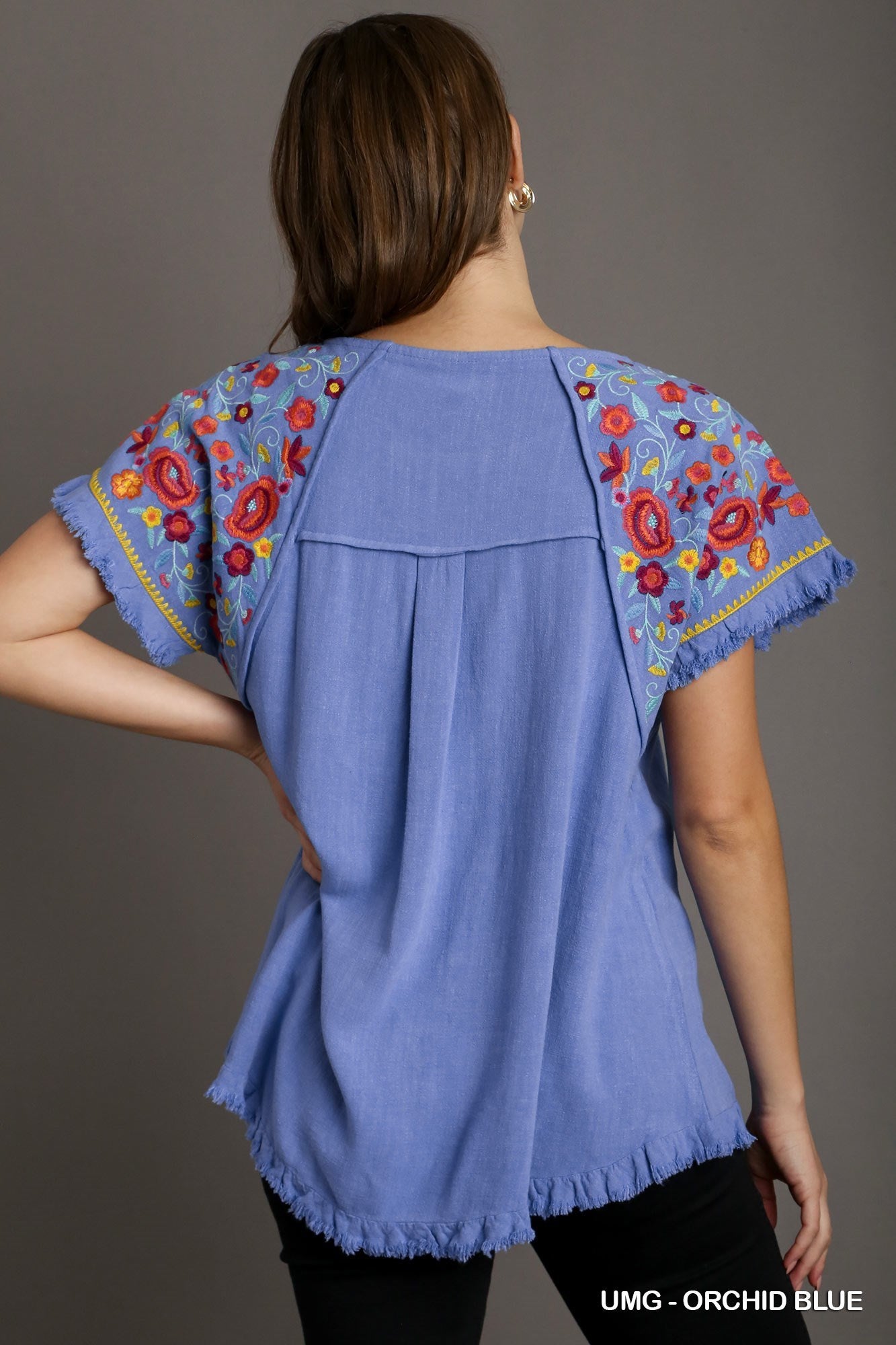 EMBROIDERY ROUND NECK