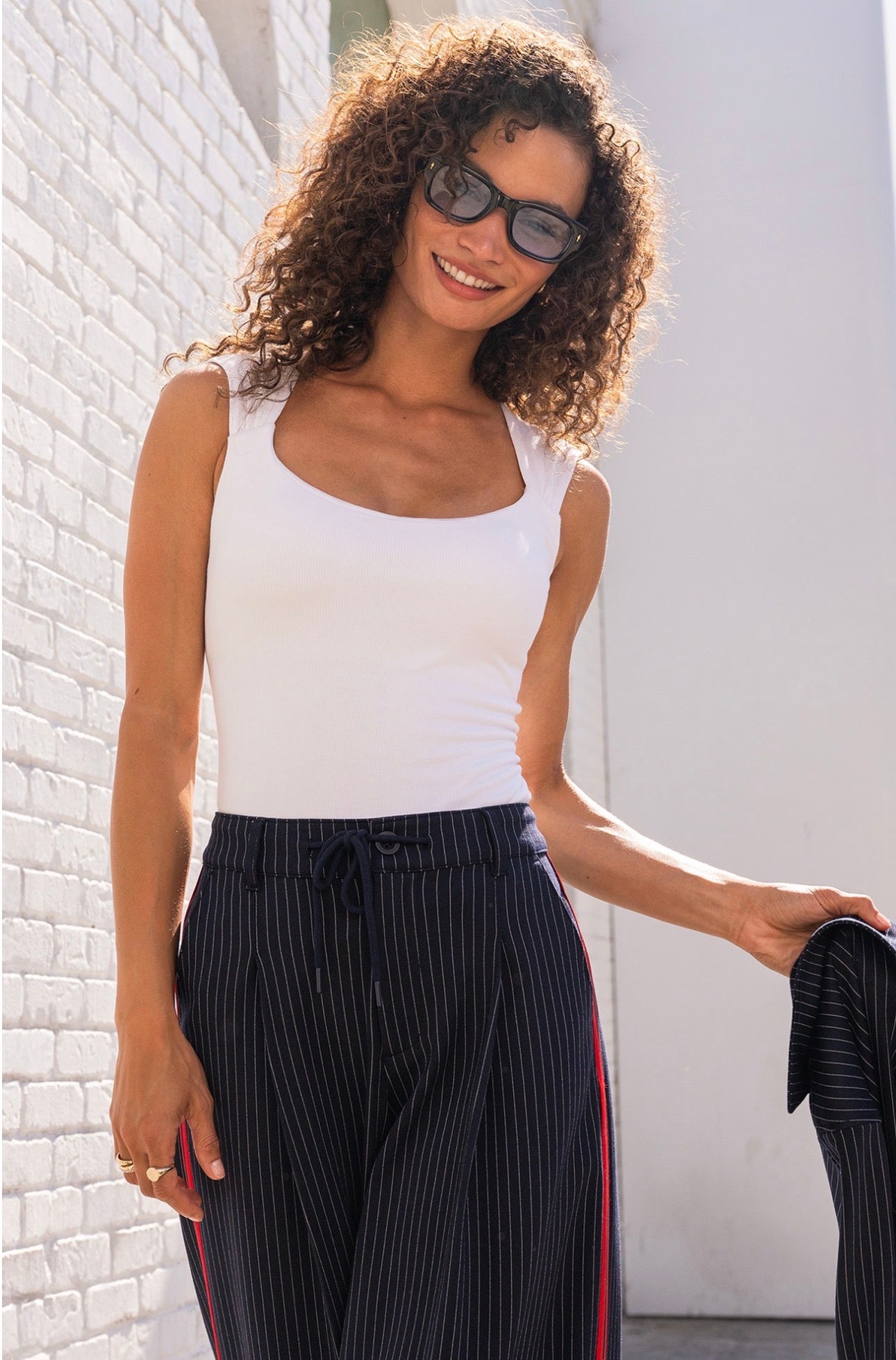 Sleeveless built-in bra knit top white