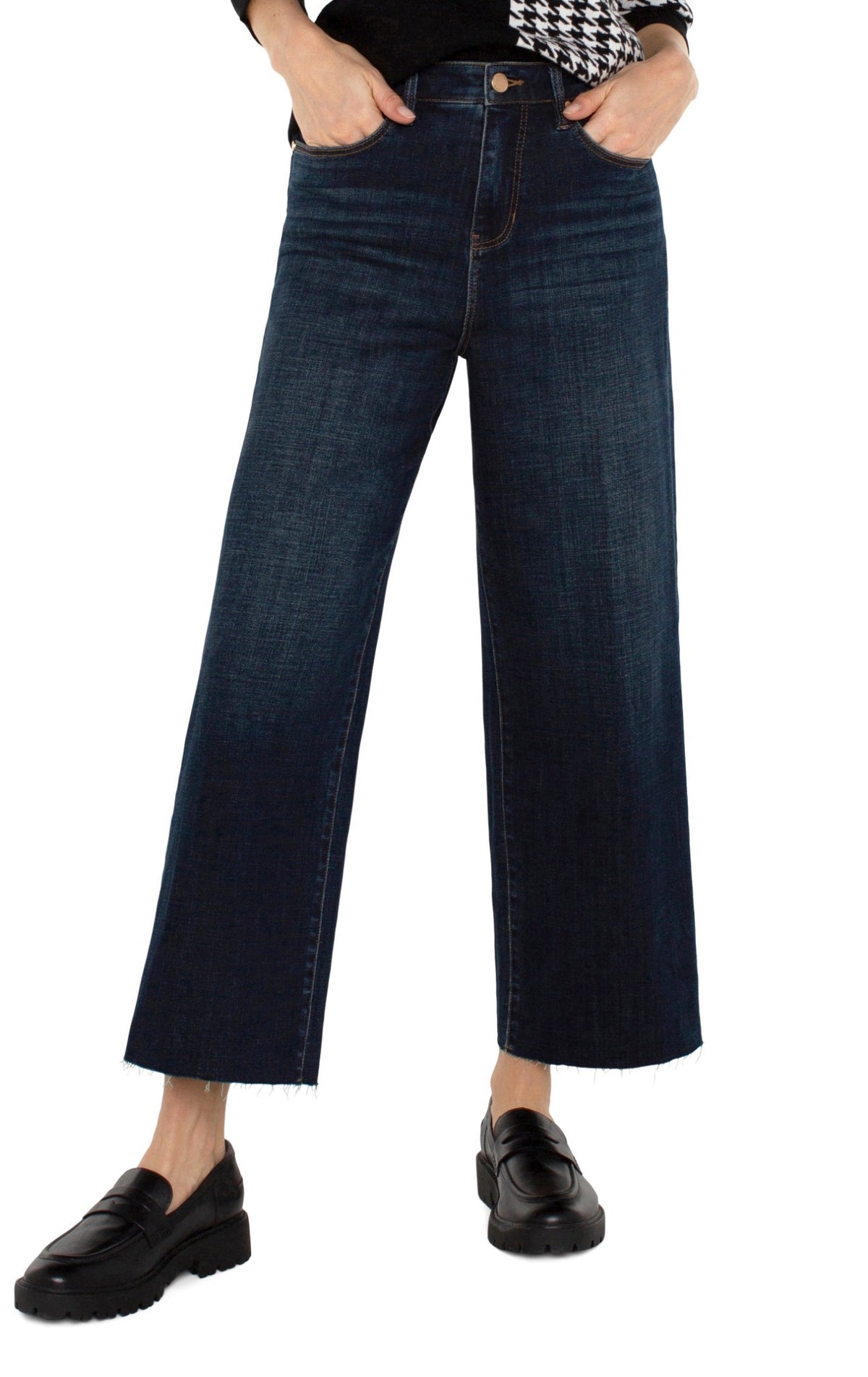 Stride high-rise crop with white cut hem
