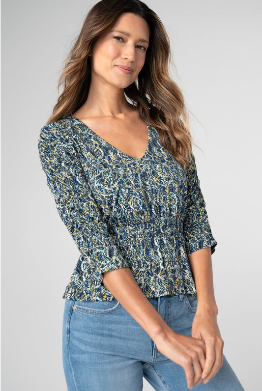 Three-quarter sleeve rouged sleeve V-neck knit top